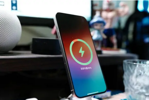 德格苹果15换屏服务分享用什么充电器给iPhone15充电更好 
